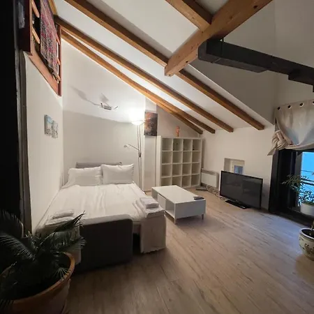 Classical Maisonnette Near Charles Bridge *